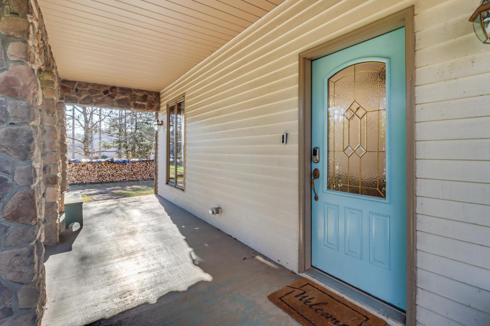 Charming With Fire Pit And Deck! Holiday home Tannersville