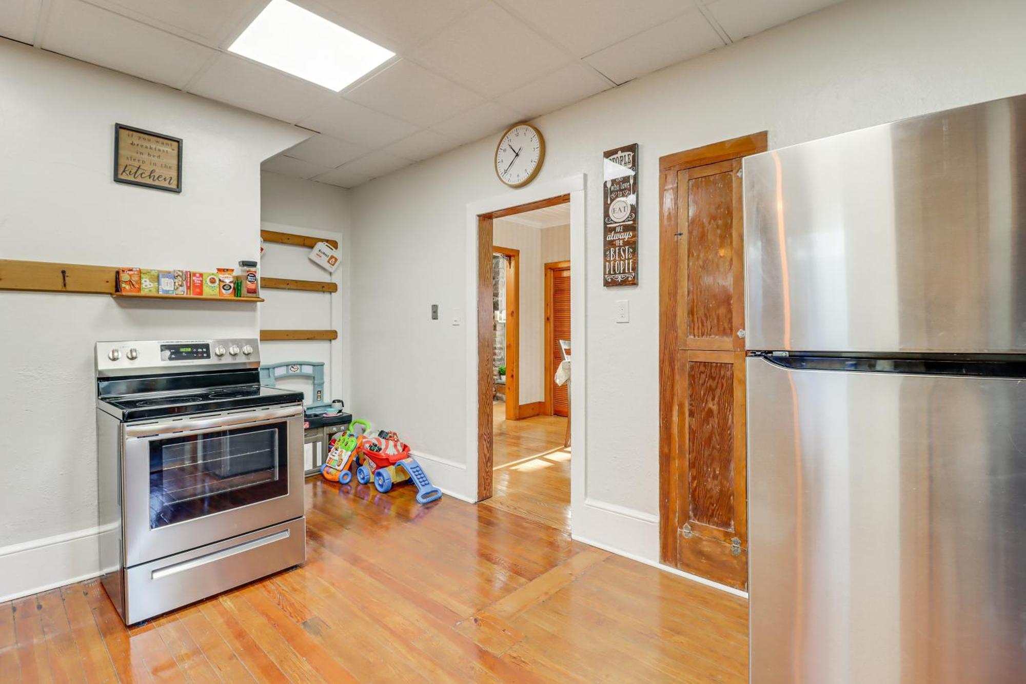 Charming With Fire Pit And Deck! Holiday home