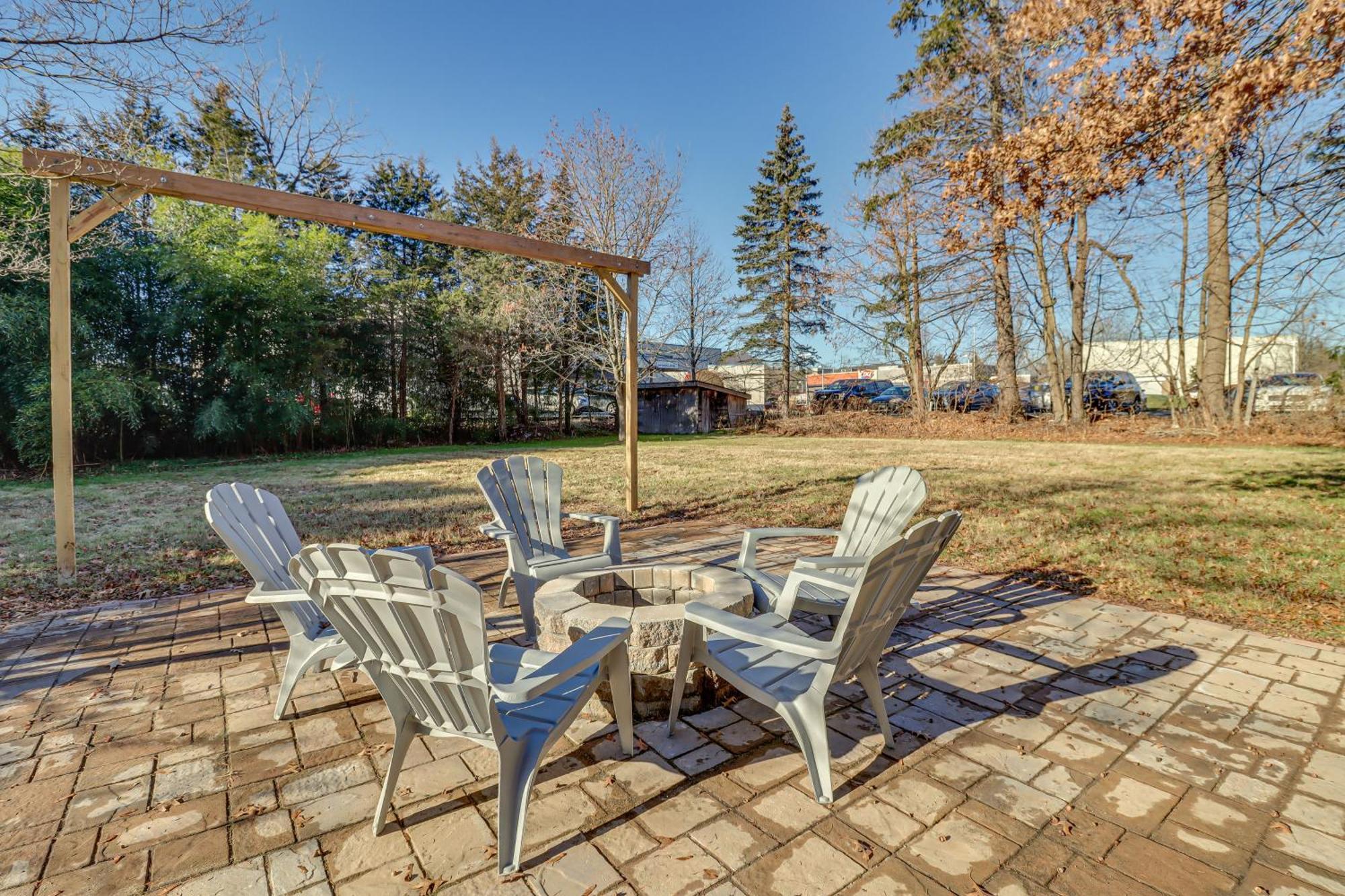 Charming With Fire Pit And Deck! Holiday home