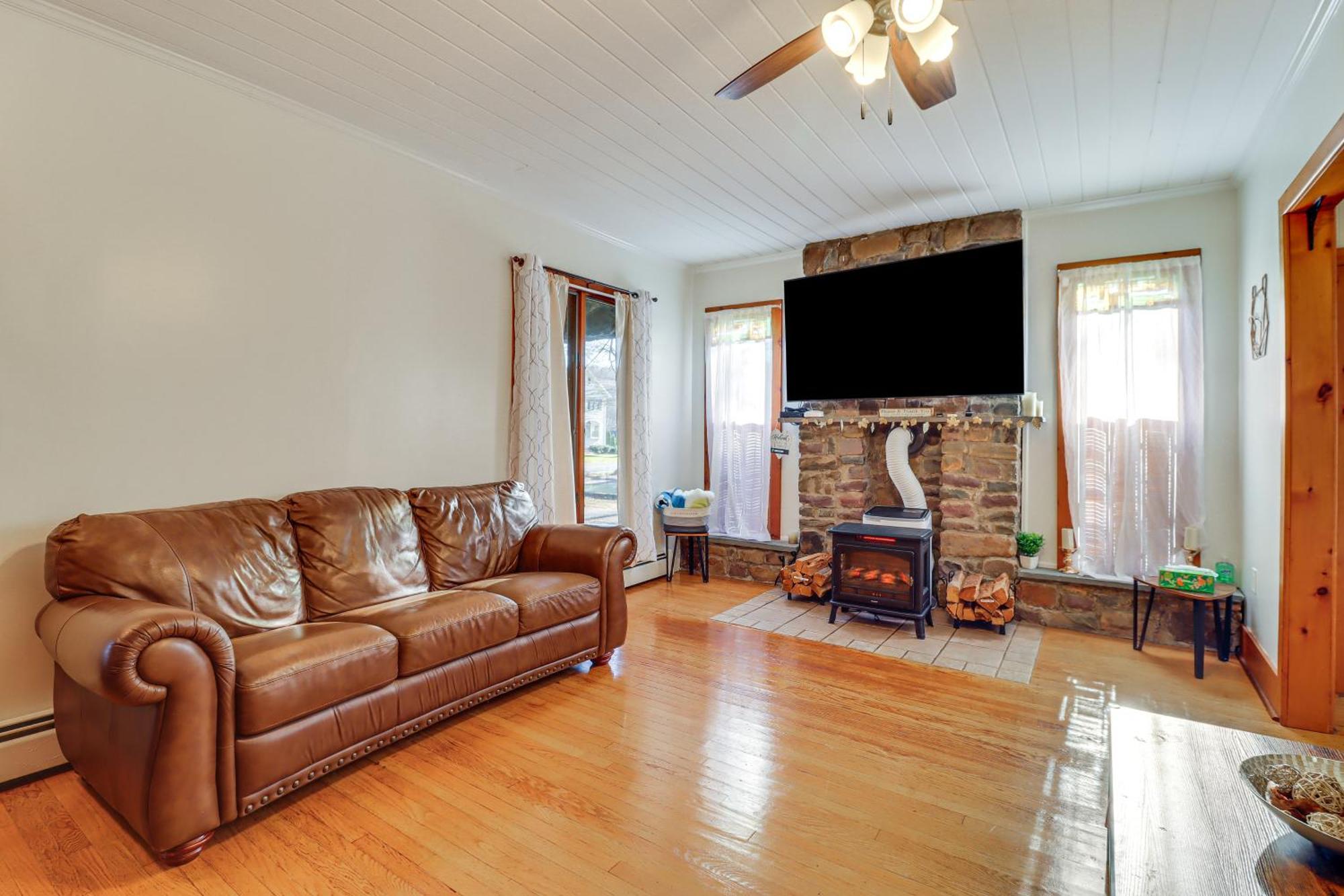 Charming With Fire Pit And Deck! * Tannersville