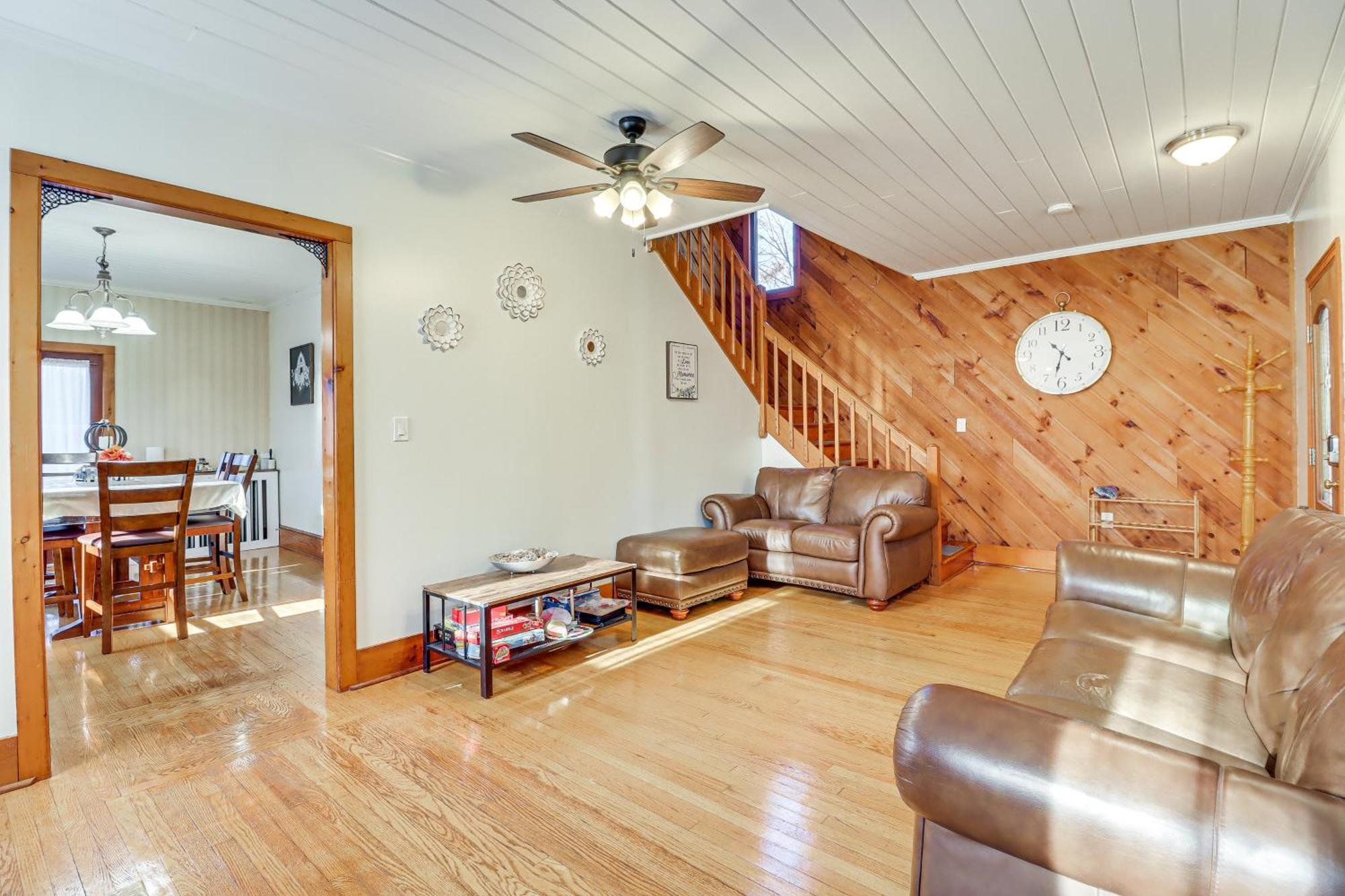 Holiday home Charming With Fire Pit And Deck! *