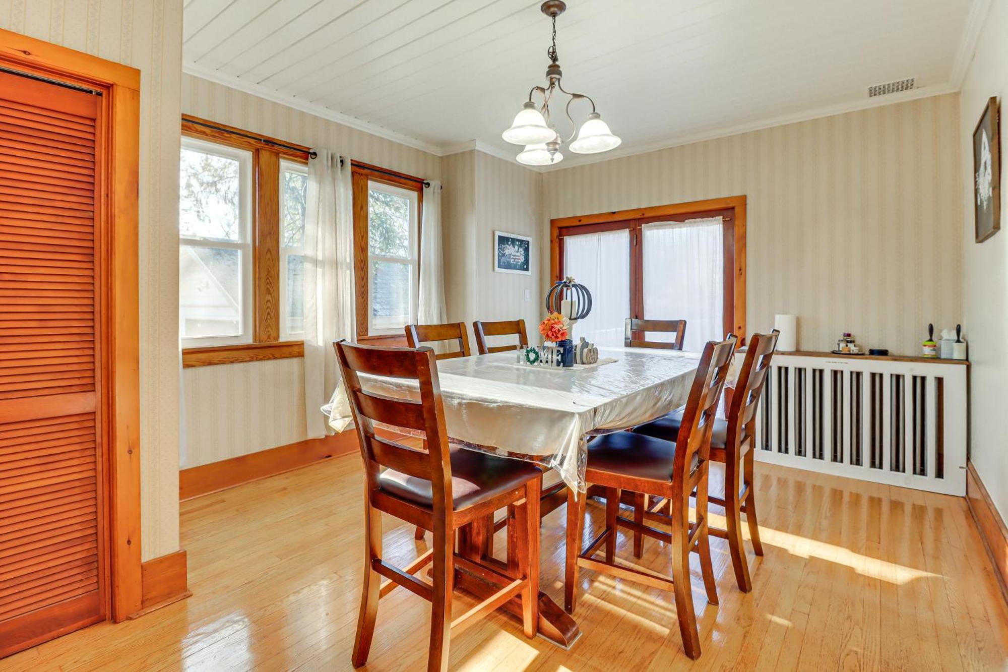 Charming With Fire Pit And Deck! Holiday home