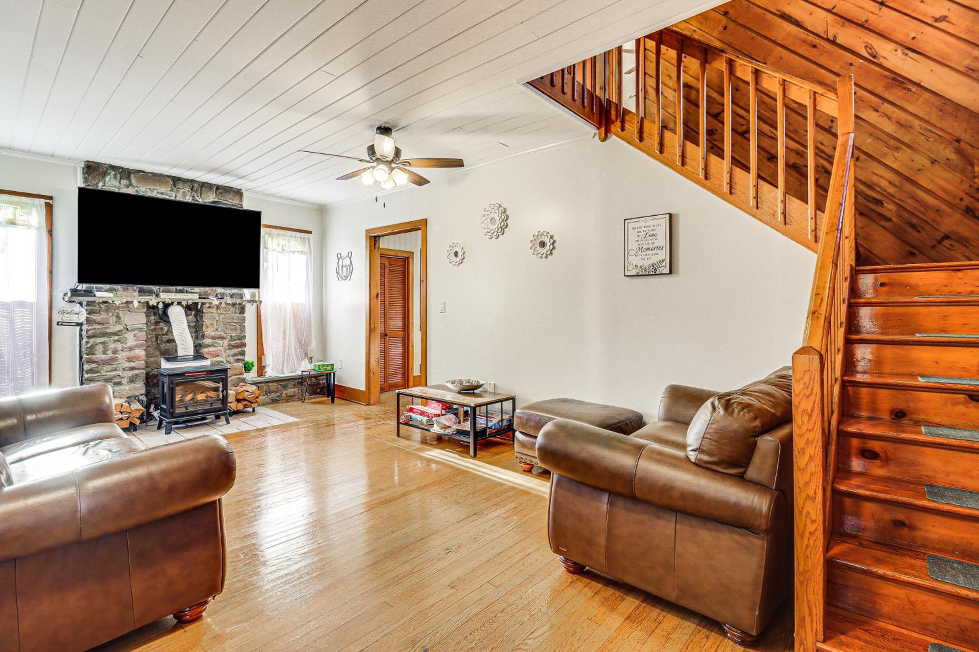 Charming With Fire Pit And Deck! Holiday home *