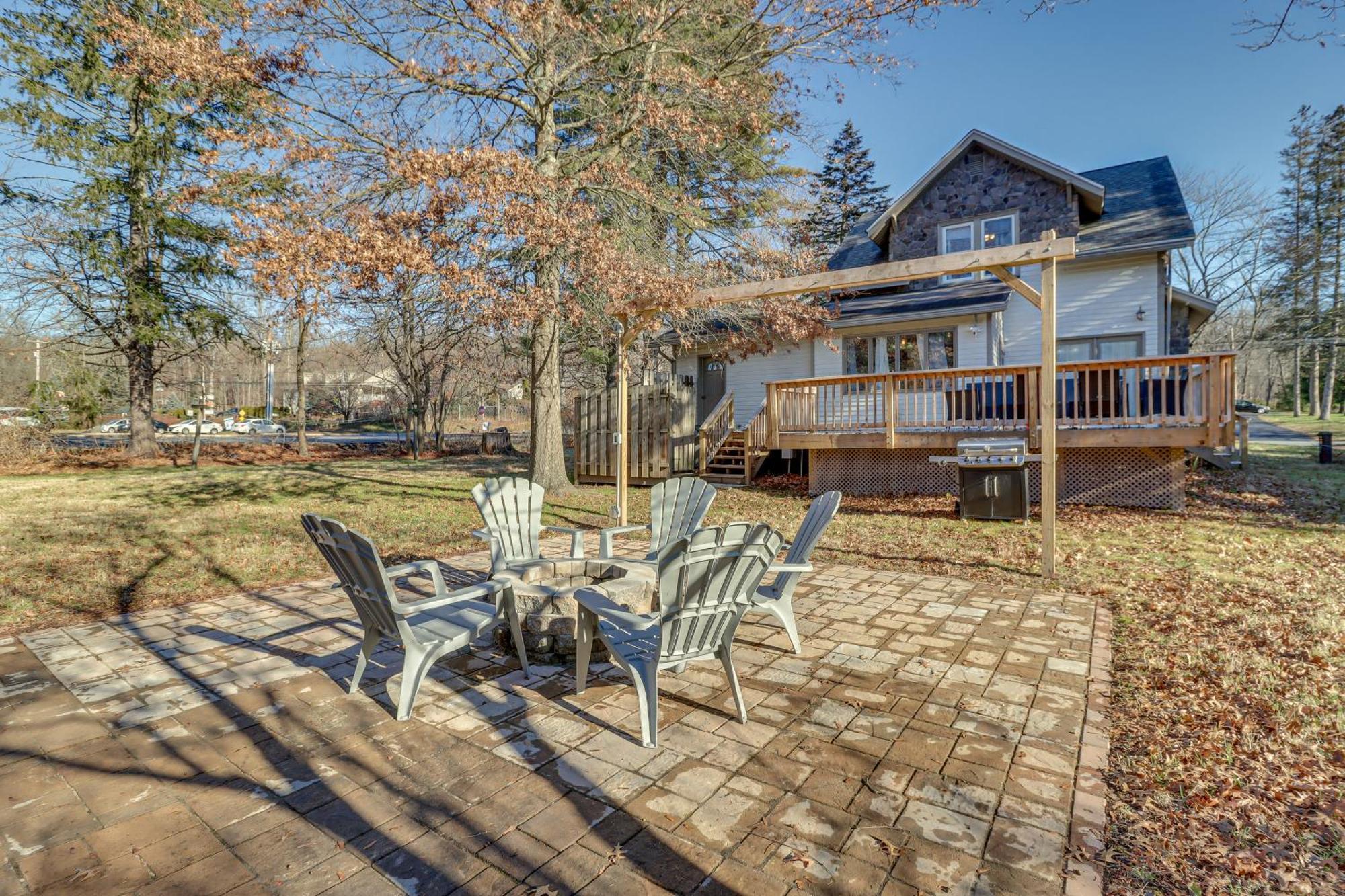 Charming With Fire Pit And Deck! Holiday home Tannersville