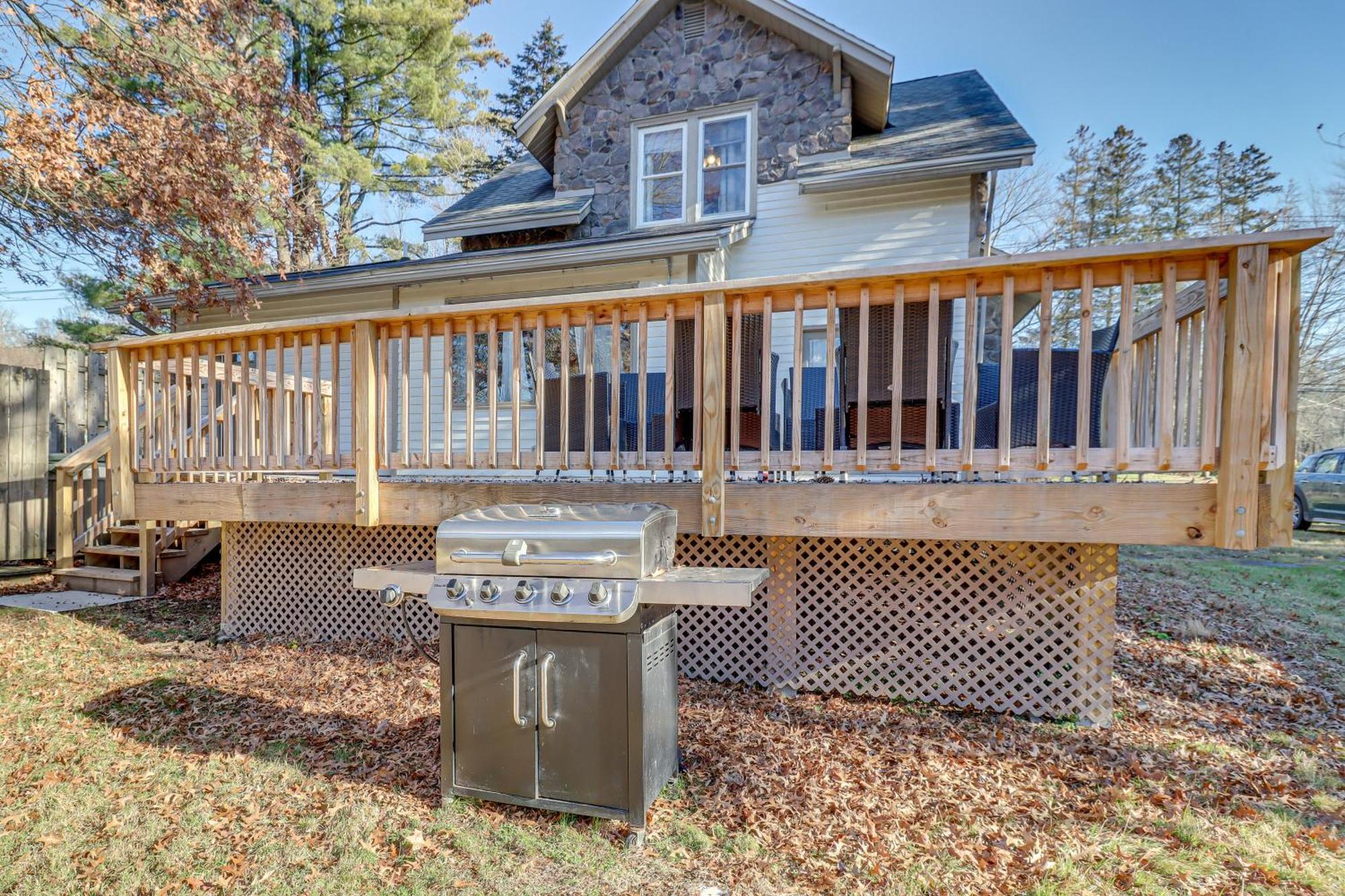 Holiday home Charming With Fire Pit And Deck! *